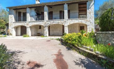 Contes - Villa en pierres 4 chambres sur un terrain de 4.100 m²